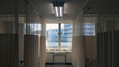 入院した部屋は 6人部屋。2人目だったので窓際のベッドになりました。日に当たれて本当に良かった…。
