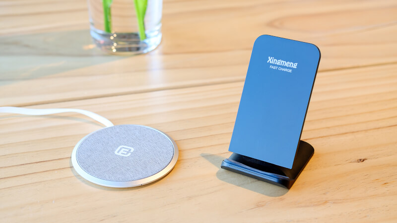 Qiでの iPhone充電なら スタンドタイプをオススメする 3つの理由のメインビジュアル
