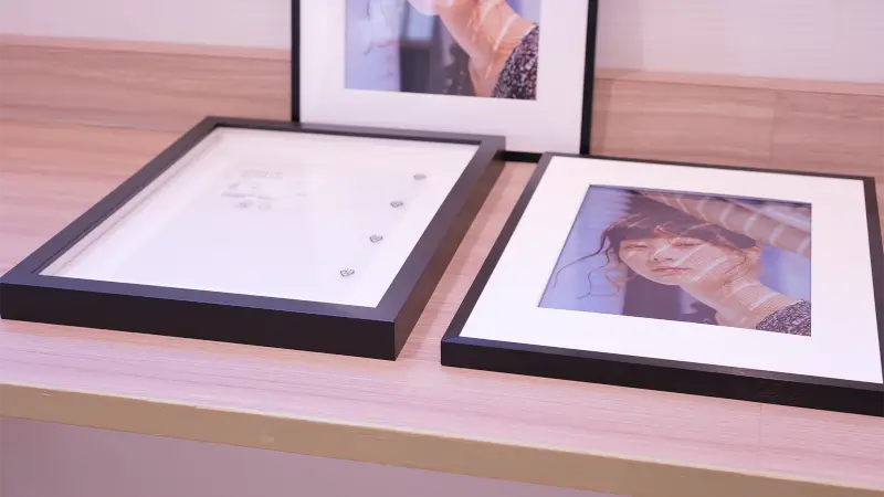 左が IKEAの RÖDALMフレーム。厚みや質感も異なるので、かなり印象が変わりそう。