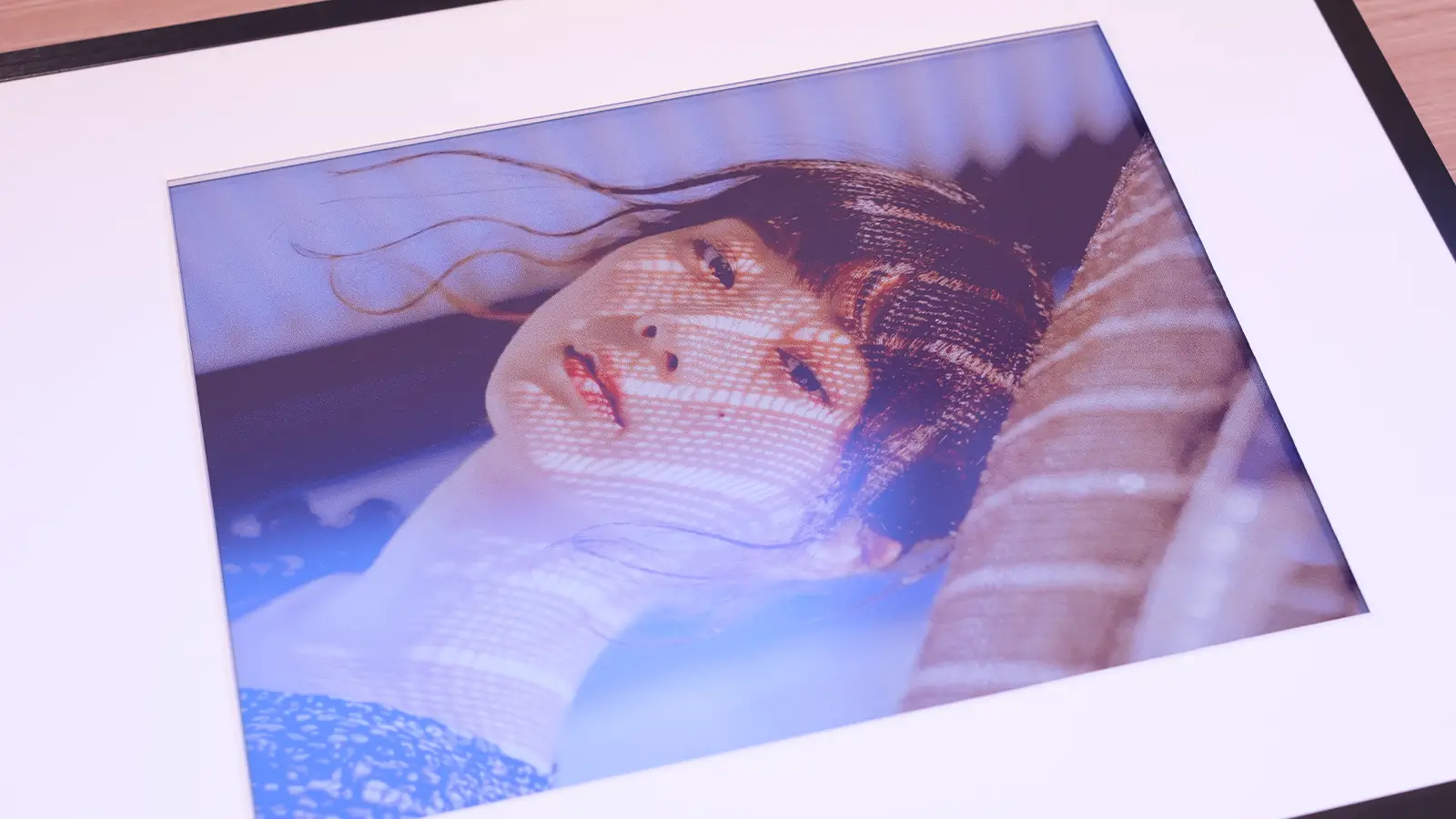 液晶にあたる光を反射して映像を見せる E-inkディスプレイ。窓際に設置しても見にくくならず、夜にピカピカと光り続けることもありません。