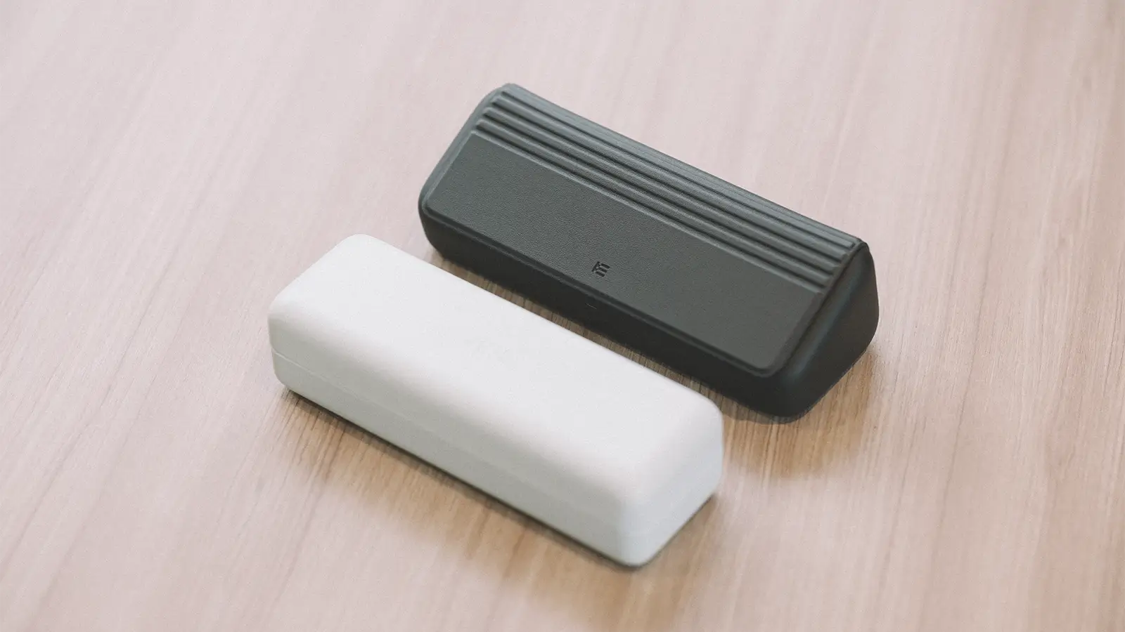 付属のチャージケース。バッテリーが内蔵されているのでズシりと重い。メガネを 7回も充電できるそうですが、ケースは USB-Cで充電できるので、そこまで大きなバッテリーを内臓しなくても良かったような。