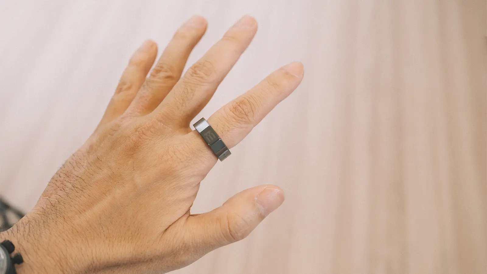 購入してよかった Even R1。予想よりも光沢がありツルツル。かなり厚みもあるので、普段はアクセサリをつけないので邪魔にならないか心配していましたが、今は終日付け続けています。造りもかなり丈夫そう。