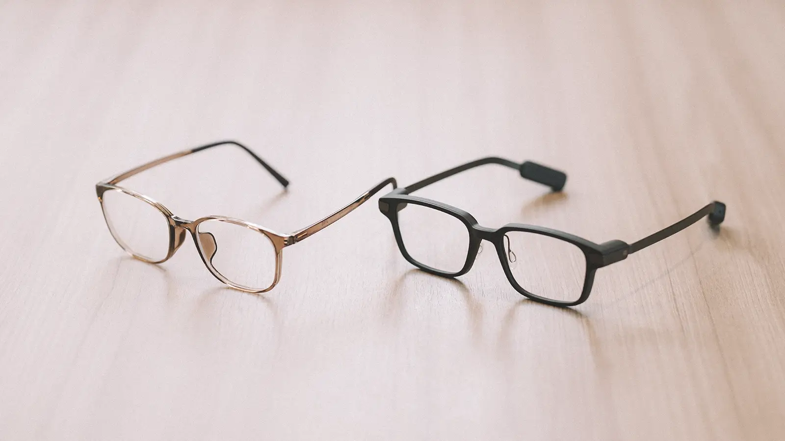 JINSの軽量樹脂素材を採用したスリムモデル(左)と比較。極端なガジェット感は薄めで、自然に利用することができます。ガジェットに詳しくない人からは、気が付かれないレベル。