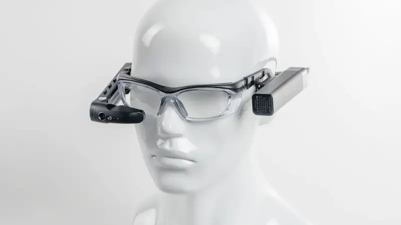 Vuzix社のスマートグラス M400。Android OSが搭載されているので、そもそも用途が異なりますが、このような厳つさがなく、日常生活で悪目立ちがしないのが Even G2の素晴らしさ。