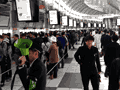 記念Suicaを求め品川駅の自由通路は長蛇の列。奥の方から何度も折り返しています…。