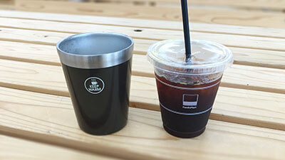 写真は ブラウンのラージサイズ「HB-1339」。右側はファミリーマートのアイスコーヒー Sサイズ。