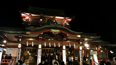 深夜3時ながらも、人が絶えない富岡八幡宮。駅前は、多くの夜店で賑わっていました。