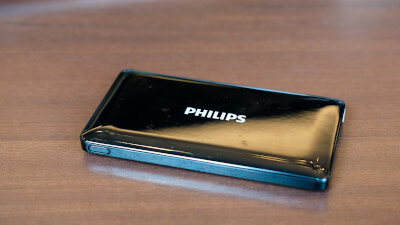 Philipsから発売されている Lightning内蔵のモバイルバッテリー「DLP6100」。ブラックの他に、ゴールド、ホワイトのバリエーションがあります。