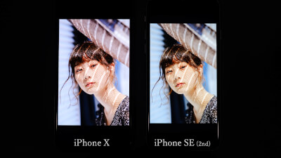 有機ELを採用する iPhone X と比べると、視野角が狭いのが残念。カメラが好きとしては気になるところ。