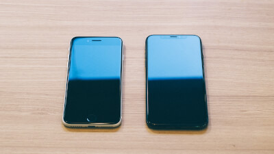 iPhone SE のホワイトは、液晶側が黒なので利用している分には違和感なし