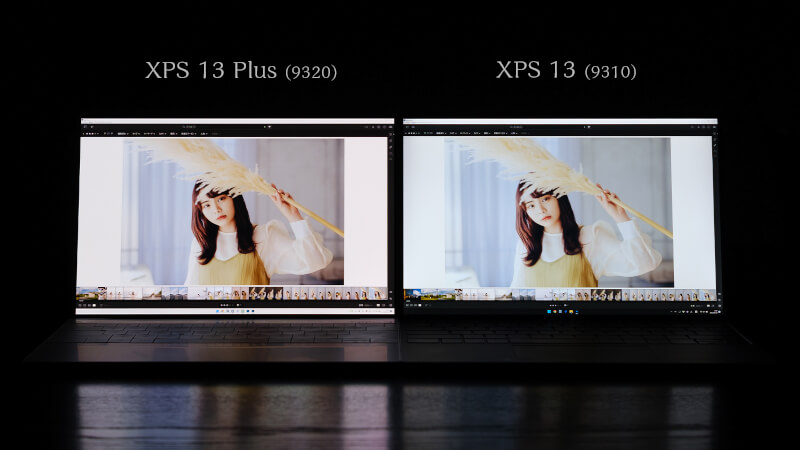 同じ写真を並べて撮影。XPS 13 Plus（左）の方が赤みが強い。従来の XPS 13（右）の方が青みが強くスッキリしていて好み。