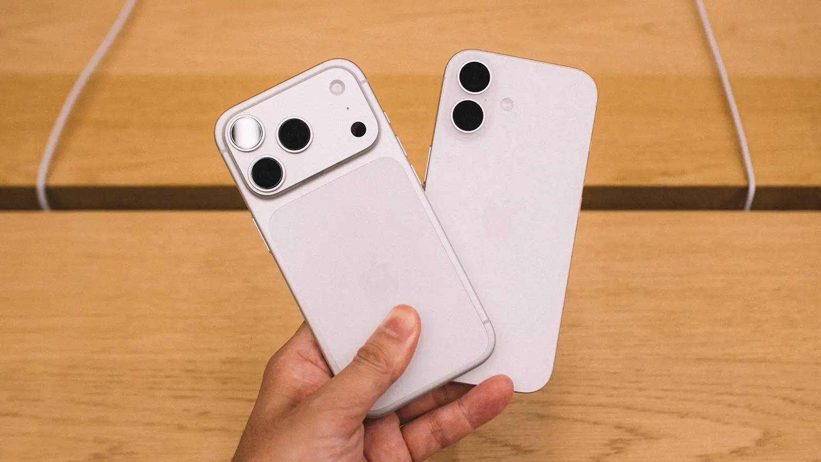 iPhone Airに飽きたら iPhone 17 Proに乗り換えようと計画していましたが、実際に Pro見てみたら デザインがダサくて残念。。。