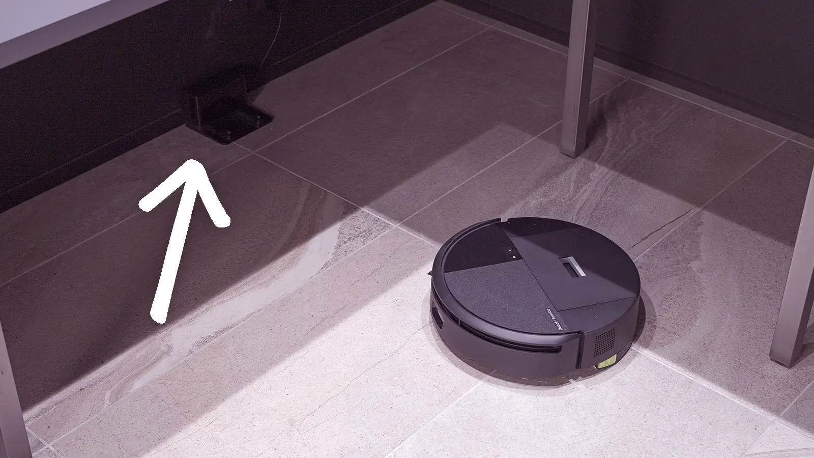 充電ステーションの目の前で、実際に掃除が中断されてしまっている状況。ガチでここで止まってます。特に遮る要素もなく、ホームボタンを押すと無事に戻っていくので本当に謎。