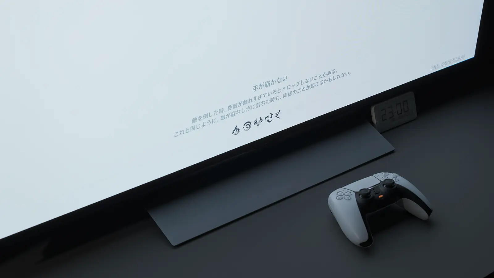 ロード画面の元素マークとコントローラーの比較で、画面の大きさが伝わりますでしょうか。ベゼルも狭いし、厚みも薄いし、スタンドのデザインもシンプルで良き。