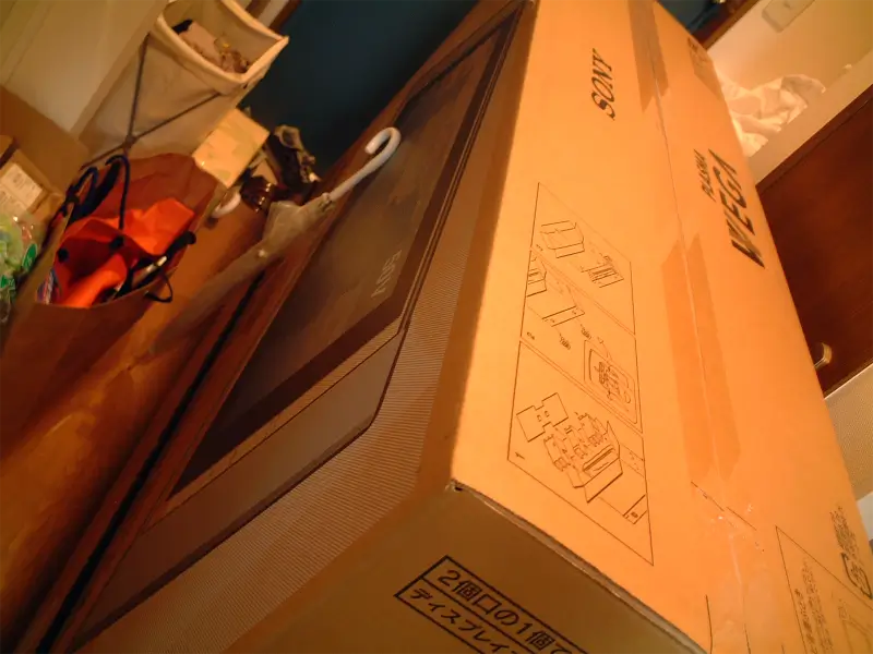 プラズマテレビ到着時の様子。当時はワンルームに住んでいたので、箱だけで部屋が埋まりました笑