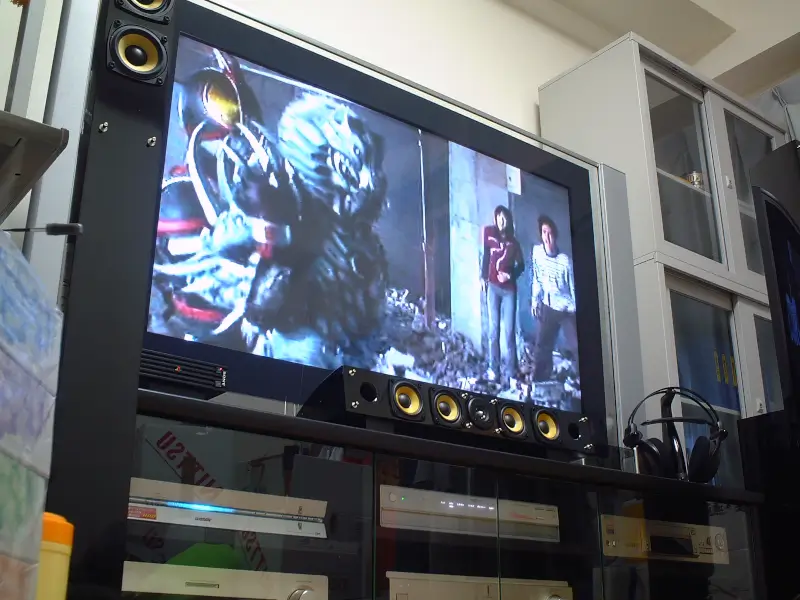 2003年に購入したプラズマテレビ Sony KDE-P50HX2。フローティングデザインに一目ぼれのモデルでした。