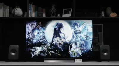 デスクの上にピッタリとフィットして大満足！写真だと大きさが伝わりにくいですが、部屋の広さからすれば充分な画面サイズです。ちなみにスピーカーは KEFの LSX II LT。中途半端なサウンドバーよりも 100倍オススメ。