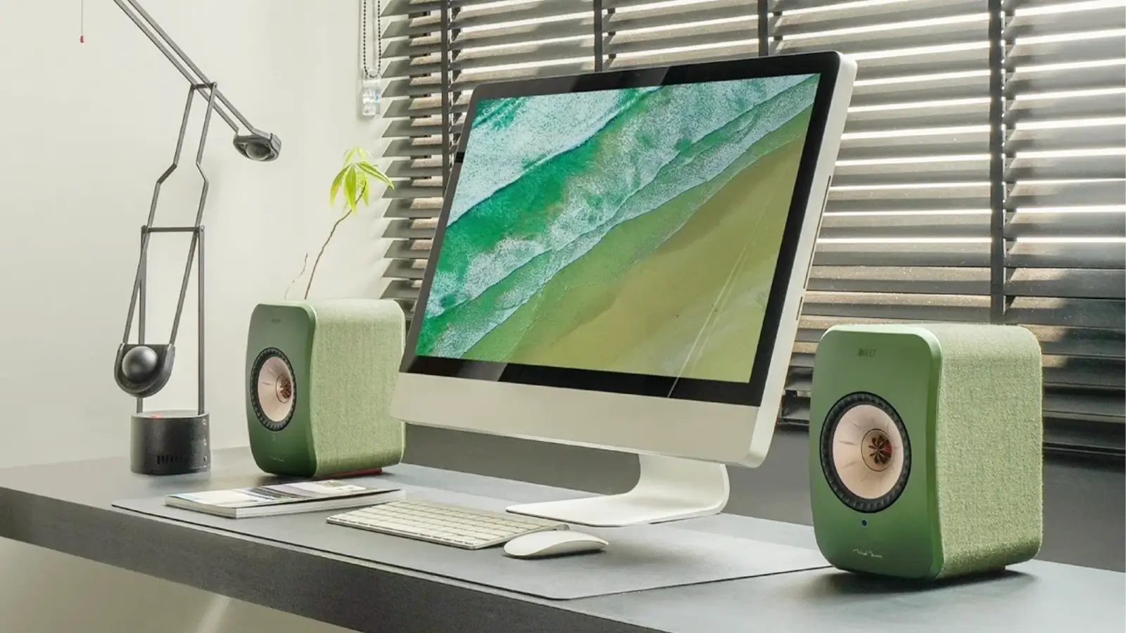 岩崎は KEF LSX II LTを愛用（写真は KEF LSX II）。デスクの上に置いて利用していますが、とってもお気に入り。音質やデザインももちろんですが、各種ストリーミングサービスにも対応しているので、利便性も非常に良いです。