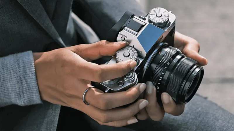 岩崎が愛用している FUJIFILMの Tシリーズ。長年愛用しているので、撮影イメージは思うがまま。