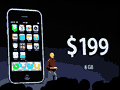iPhone 3G の価格を発表する Steve Jobs CEO。