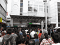 混雑過ぎて駅から人が溢れている西川口。この状態は数時間続きました。