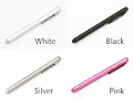 シルバー以外にも、ブラックやピンクなど 4色のカラーバリエーションが存在。