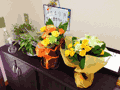 送別会で頂いたお花たち。シャアハウスの子がペットボトルに入れ替えて、キレイに飾ってくれました。
